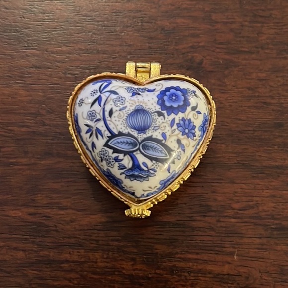 Porcelain gold tone metal jewelry pill box - Heart shaped - Picture 2 of 7
